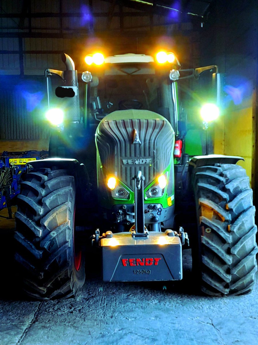 "Frisch gewaschen 📷", schreibt Agrar Lucas zu den #Fendt 936 Bilder per Nachricht.