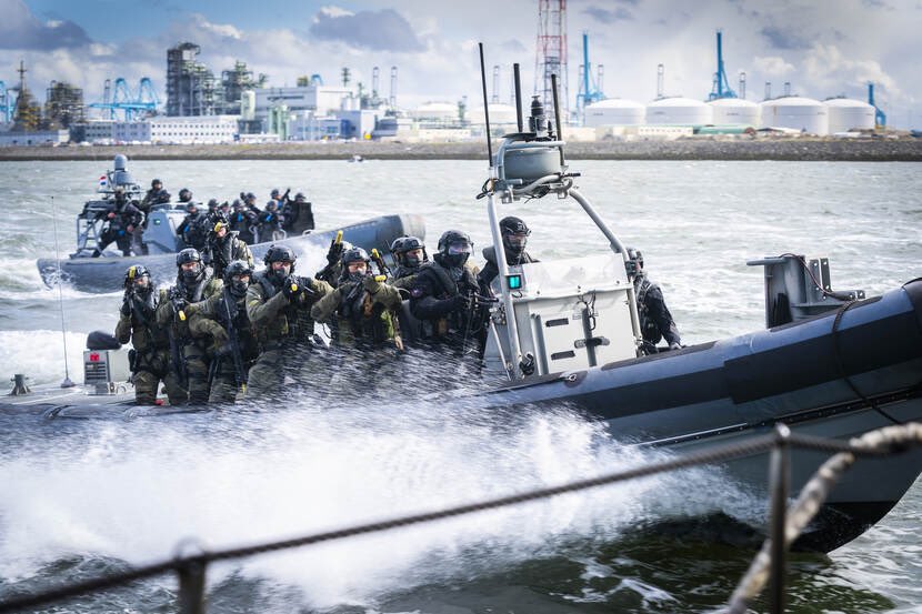 The Marines of the 🇳🇱Maritime SOF have a central role in Port Defender 2024, the largest maritime security exercise on Dutch soil. Their role? From combating sabotage to defending against potential state attacks on critical maritime infrastructure. 🎥 youtube.com/shorts/imfx-nv…