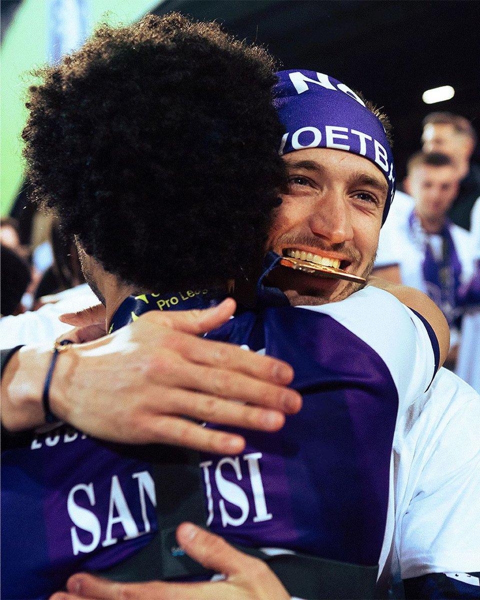 أنتويرب بنفسجي 🟣😍

فرحة الأبطال بعد الفوز بالدوري والتأهل للممتاز  🥳🐻