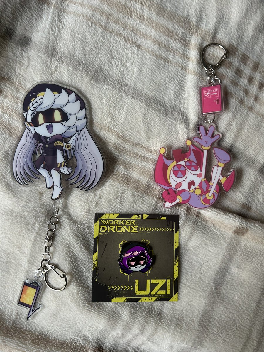 MY STUFF FROM GLITCH CAME IN FHE MAIL THE KEYCHAINS ARE HUGE