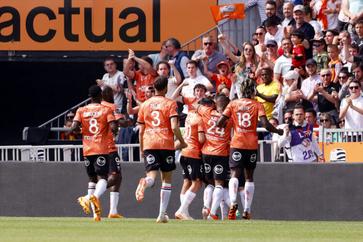 Merlufion's tweet photo. 👏 Belle initiative du FC Lorient qui a décidé de reverser aux clubs amateurs de la région toutes les primes de victoire accumulées cette saison.

Les clubs amateurs déclarent cependant n'avoir toujours rien reçu.

(Jean-Victor Makengros) https://t.co/yFXXq4qRFG