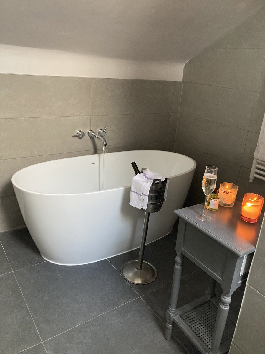 debhawkins13's tweet photo. Major stress this week so would be rude not to #dateweekend Have a lovely evening all 🍾🥂🛁❤️ https://t.co/zf5j6JW1Lw