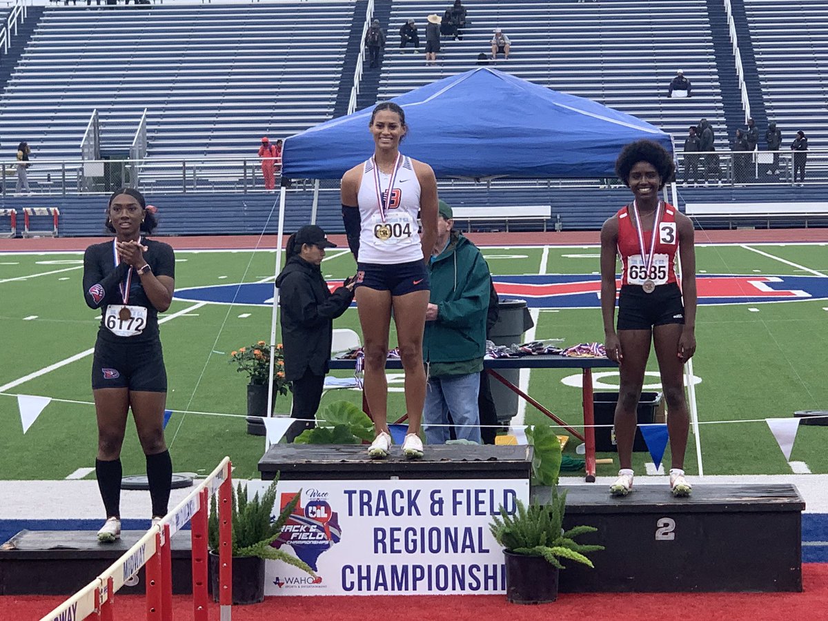 Congratulations to Peach Booker for placing 🥈in the 100 hurdles and punching her ticket to THE State Meet. #exceedexpectations @THS__athletics @TISDTHS @TISD_athletics