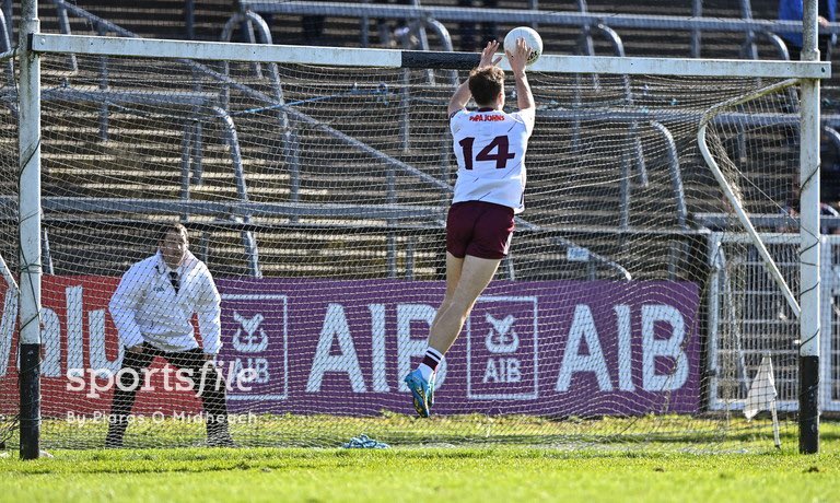 Robert Finnerty of Galway palms the ball to the net for his side's vital goal to beat Sligo in the Connacht GAA Football Senior Championship semi-final at Markievicz Park. 📸 @PiarasPOM sportsfile.com/more-images/77…