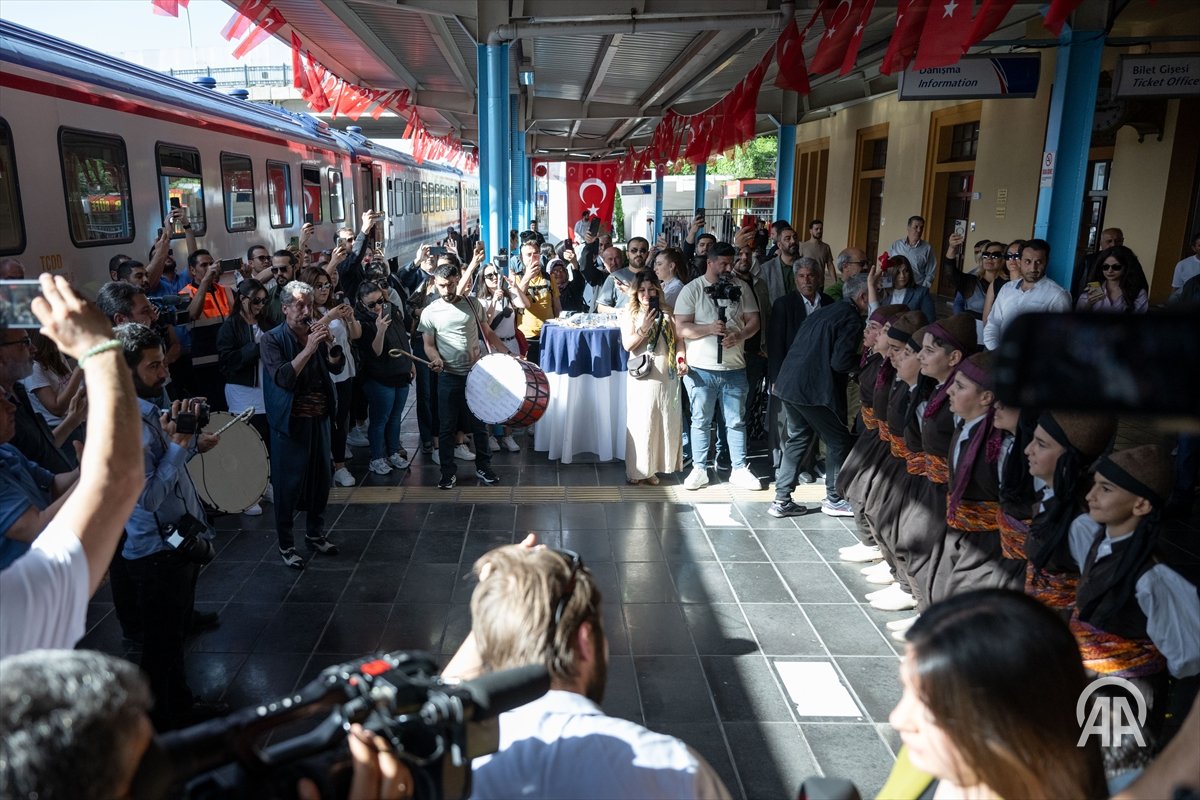 'Eksperesa Diyarbekirê ya Turîstîk' a ku derket sefera xwe ya ewil li Diyarbekirê bi coş hat pêşwazîkirin v.aa.com.tr/3197773