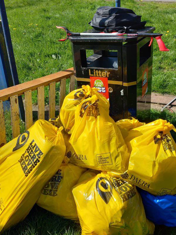 Thanks to everyone who participated in our #BigSpringClean of #CastlePark #CityofBangor
👩🏼‍🦱17  peeps attended
 🚮9 bags & a bedframe
⚖️31kgs 
#DoOneSmallThing #notjustapark #connectwithnature #LoveWhereYouVisit #AdoptASpot #LeaveNoTrace #BeTheChange #MakeADifference #NoPlanetB 🌎