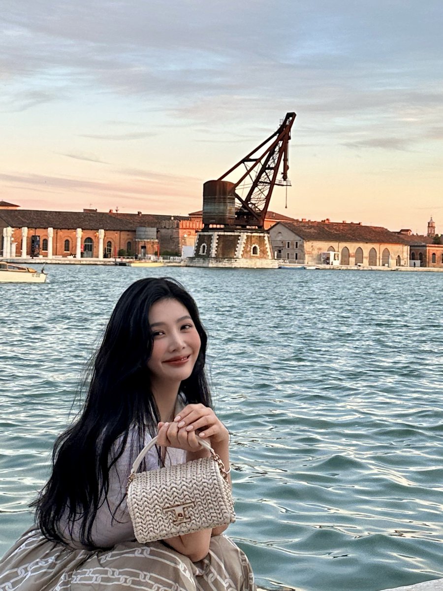RVsmtown's tweet photo. @Tods
#TodsVenezia
#TodsHeritage
#BiennaleArte2024
#TheArtofCraftsmanship
#레드벨벳 #RedVelvet 
#조이 #JOY https://t.co/NwQaFCvGZb
