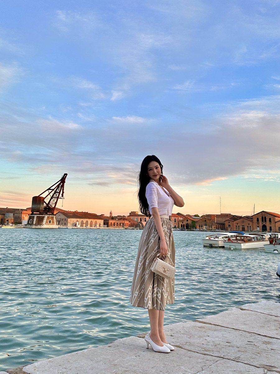 RVsmtown's tweet photo. @Tods
#TodsVenezia
#TodsHeritage
#BiennaleArte2024
#TheArtofCraftsmanship
#레드벨벳 #RedVelvet 
#조이 #JOY https://t.co/NwQaFCvGZb