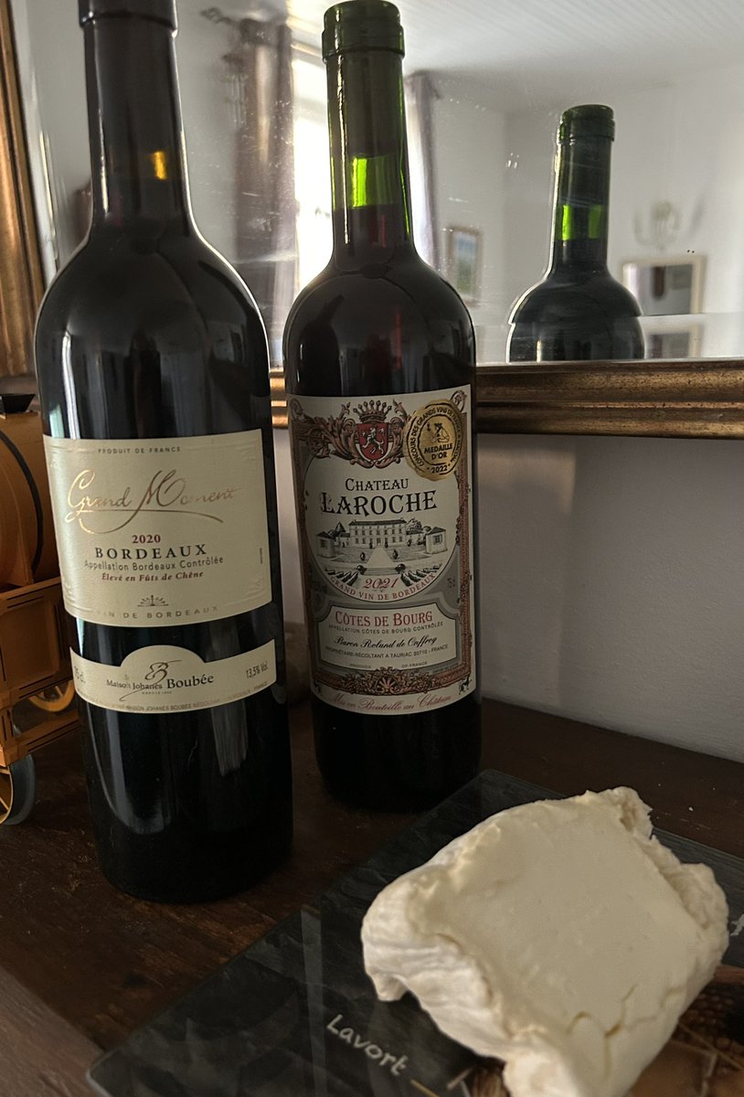 Saturday night wine 🍷 and cheese, le Delice de Bourgogne 🧀😋