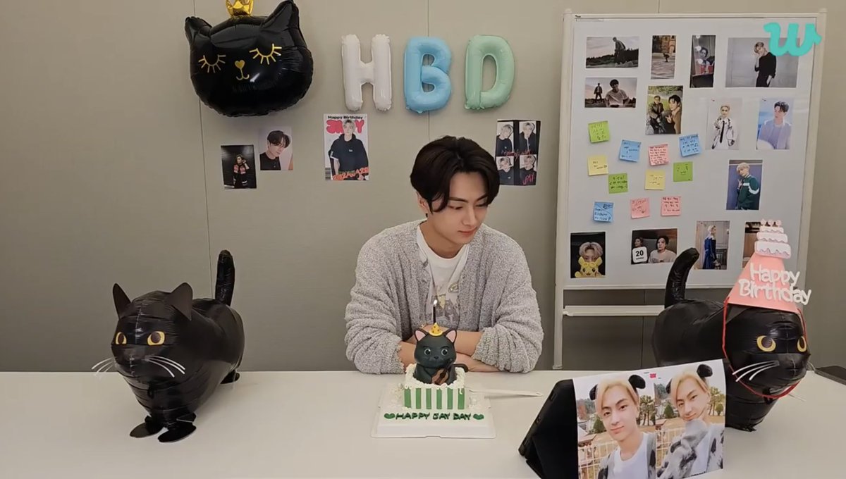enhypenupdates's tweet photo. [EN-LIVE BIRTHDAY RECAP🌟] 240420
“Jjong’s Birthday💫”

🐈‍⬛: Hello everyone, it’s Jay~
🐈‍⬛: Finally, my birthday has come! 👏

@ENHYPEN_members @ENHYPEN #ENHYPEN #엔하이픈 https://t.co/0Yul6Alcpa