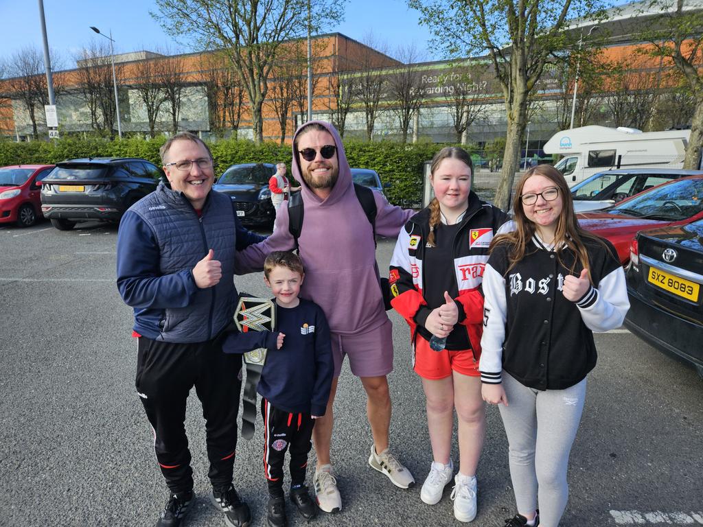 Pobious's tweet photo. #WWEBelfast #WWE https://t.co/Ri33OZ3ien