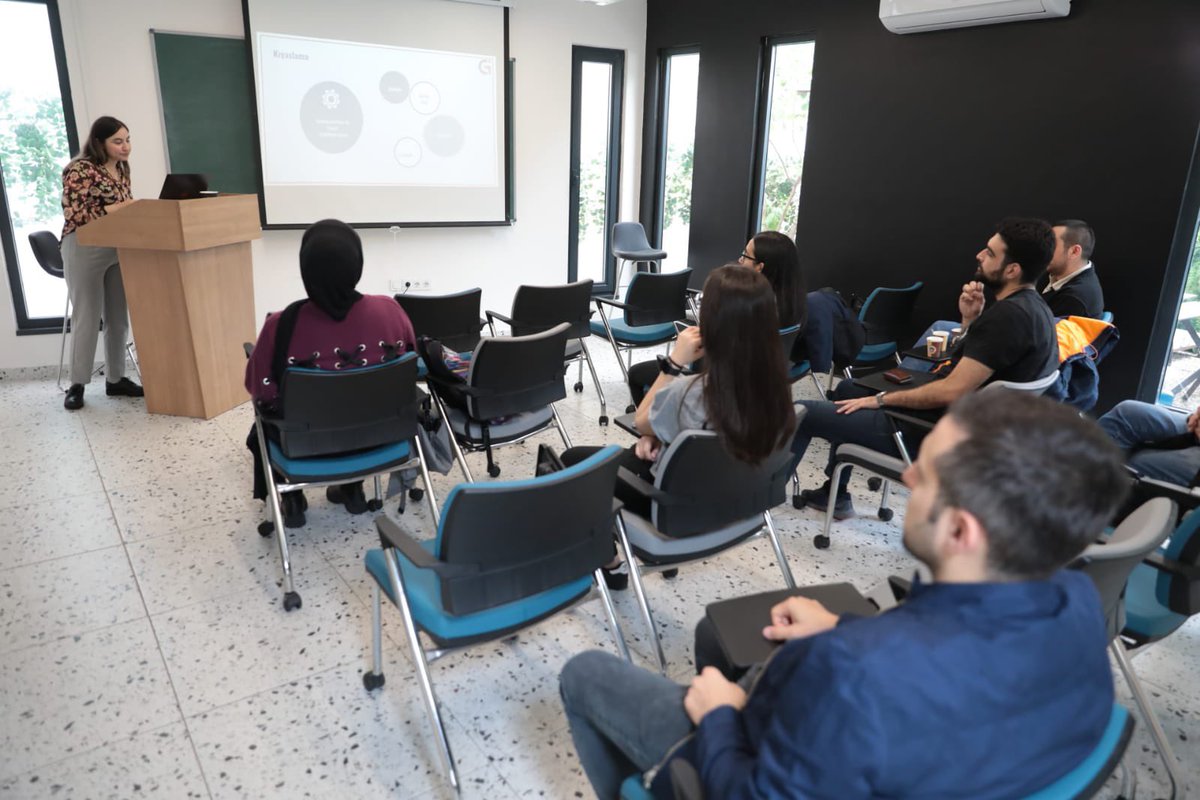 CV nasıl hazırlanır, etkili ve doğru bir CV nasıl olmalı, nelere dikkat edilmeli, iş görüşmesinde dikkat edilecek noktalar neler, mülakatlarda başarılı olmak için ne yapmak ya da yapmamak gerekir? İBB Hisarüstü Gençlik Ofisimizde CV hazırlama ve mülakat teknikleri konulu