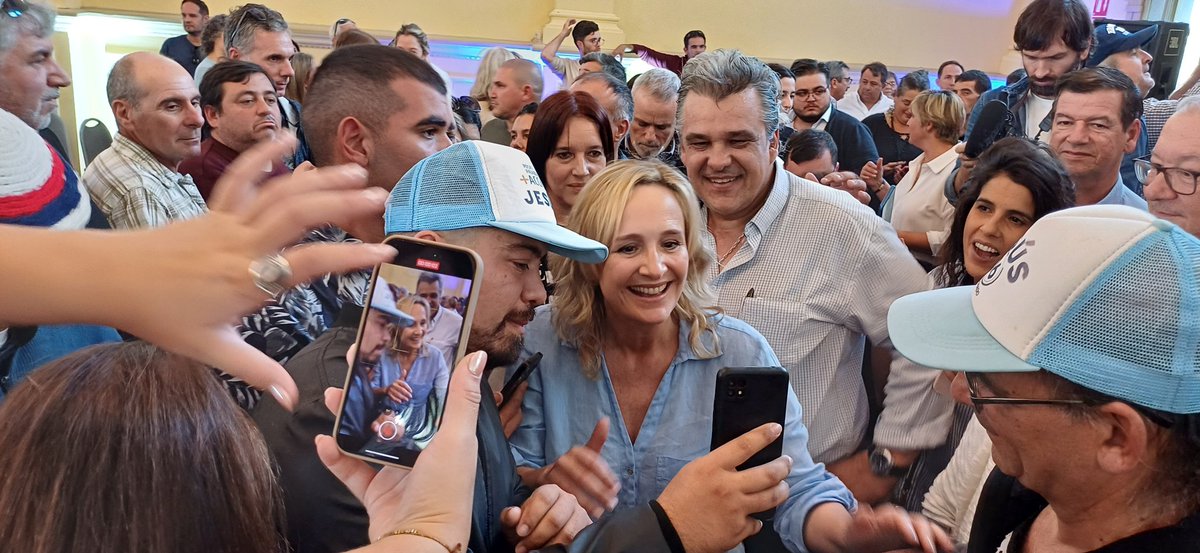 En el Club Español nos encontramos con más de 400 dirigentes de cada rincón del país junto a Laura Raffo • Seguridad • Educación • Juventud • Descentralización Fueron algunos de los asuntos tratados Quedan 70 días para que #HagamosHistoria juntos, #HayOrdenDeNoAflojar