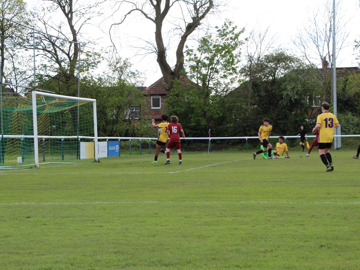 CheadleNomads's tweet photo. Menasseh Tenadu puts the icing on the cake for the reserves this afternoon with the 4th goal #WeAreNomads https://t.co/n53gV9qBRv