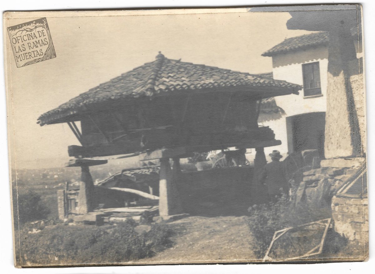 oframasmuertas's tweet photo. Hórreo en Somió (Xixón). 10 de abril de 1955

👉🏼 Esta foto pertenecía a un lote con paisajes variados. Pudo pertenecer a un fotógrafo, al menos aficionado. 

 Fijaos en el señor con sombrero y el perro que le observa detrás del hórreo 😁

📭 oficinaramasmuertas@gmail.com https://t.co/CYKwYE63h2