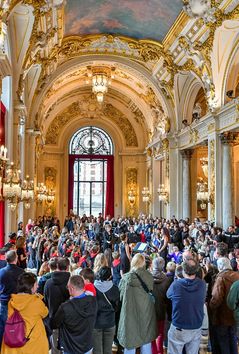 mpbresson's tweet photo. Ce week-end, ils sont 340 sur la scène de l’@operalille et chantent Debussy, Ravel, Messiaen, Stravinsky… après une répétition publique dans le grand foyer. 

✅ « Le coq et l’Arlequin » : 
joli programme pour les enfants de #Finoreille … qui nous enchantent ! 
#cultureaLille https://t.co/LoPPZJ81aV