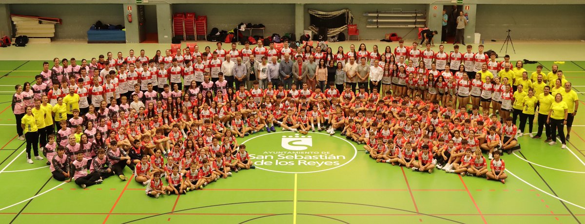 entrenaportero's tweet photo. Soy un privilegiado por pertenecer al único Club de Madrid que ha metido a 5 de sus 6 equipos A de base (infantil-cadete-juvenil) en fase final del campeonato.

Entrenando en menos de media pista, sin redes, en la calle, en los pasillos, donde sea.

#PrivilegiosBalonmanoSanse https://t.co/fXQeLAHY0N