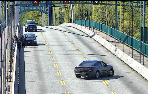 ⛔️REMINDER - #BCHwy99 #LionsGateBridge Closed due to a police incident. Use #BCHwy1 #IronworkersMemorialBridge. Expect big delays. Also crash going down the cut by Lynn Valley toward the #IronWorkers. Backed up to Westview. #NorthVan #WestVan