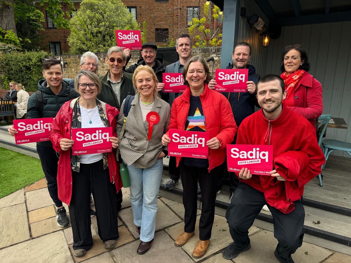 Out in west Putney highlighting the benefits of a Labour mayor and also why we need Jane Briginshaw as as a new labour councillor. ⁦@WandsworthLab⁩