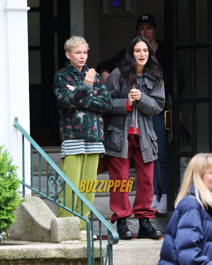buzzipper's tweet photo. #MichelleWilliams was joined by co-stars #SissySpacek  #JennySlate and #PaulDano on set to film new series Dying for Sex in NYC.

Follow the BEE! 🐝 © @nycpap / @buzzipper / #Buzzipper 

Hit that share button and spread the Joy! https://t.co/oytOiXhgxJ