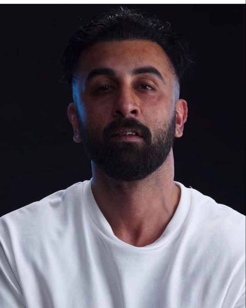 page_3bollywood's tweet photo. Ranbir Kapoor - 
 Channel laid-back charm with Ranbir Kapoor's effortlessly cool haircut. This relaxed hairstyle adds a touch of ruggedness to your summer look. 
#RanbirKapoor https://t.co/QOEzZMi0kD