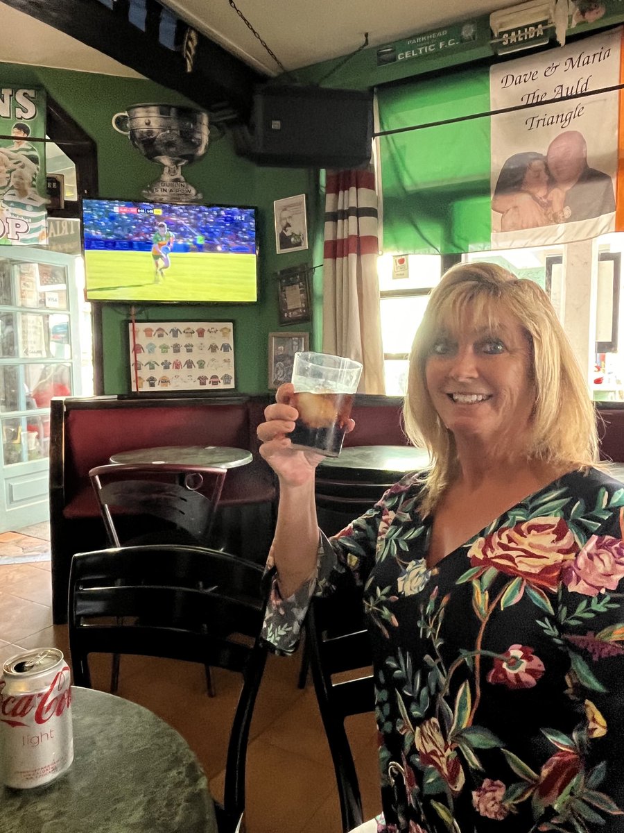 When you rely on the charm of a #Donegal woman to get the pub to switch from the FA Cup semi final to the #UlsterSFC. Not sure if they will hold out, but it’s a pretty sensational opening v #Derry. And well done the Donegal woman! 👏💚💛