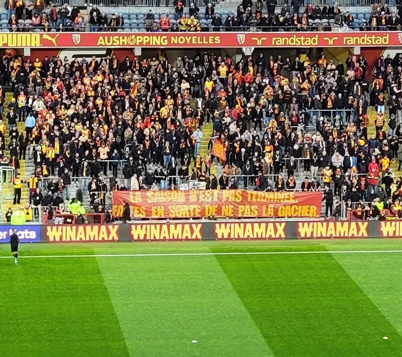 MeteoFootMaps's tweet photo. 🔴🟡 Le public lensois pas rassuré pour la fin de saison.

"La saison n'est pas terminée, faîtes en sorte de ne pas gâcher"

(@Laurentmazure)

#RCLens #RCLCF63 #Ligue1 https://t.co/JTr6NFRXIB