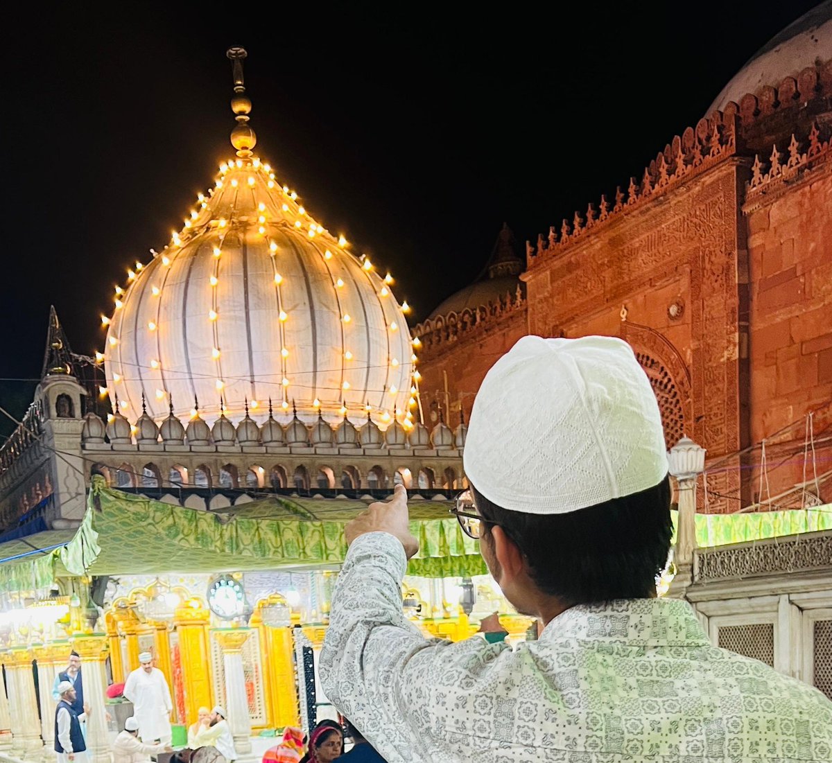 निजामुद्दीन दरगाह पर पहुंचे @BasitReporter  

#nizamuddindargah #delhi #india