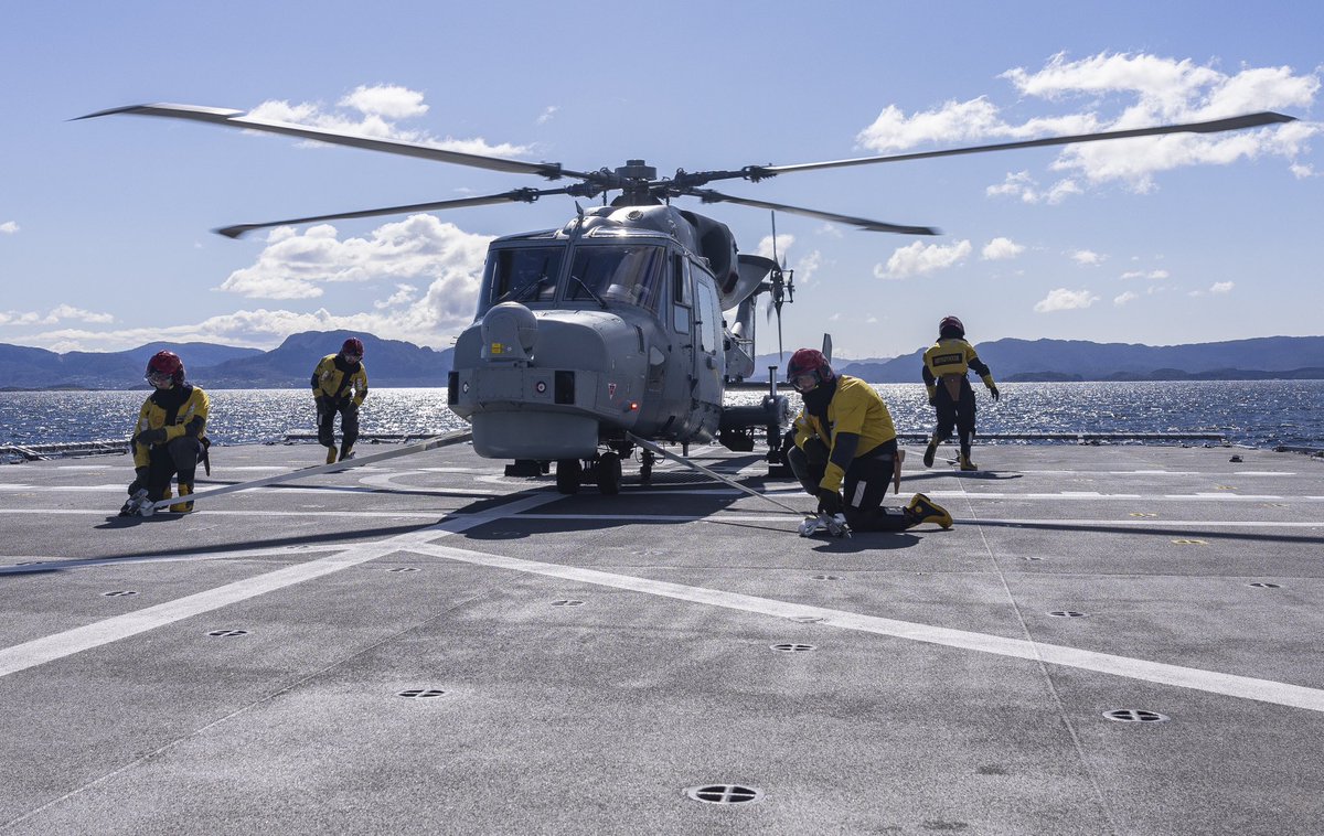 Interoperability is at the heart of @JEFnations. Our aircraft have completed a deck landing package with HNoMS Roald Amundsen - excellent training for all involved. 🇬🇧🇳🇴 @Forsvaret_no @RNASYeovilton @DefenceOps