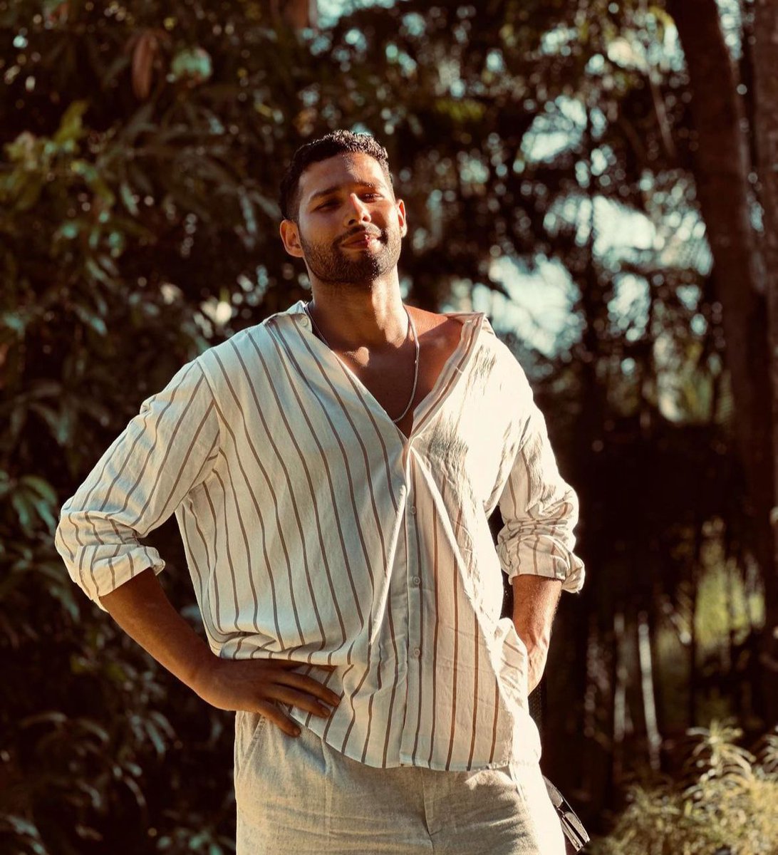 page_3bollywood's tweet photo. Siddhant Chaturvedi - Make a bold statement with Siddhant Chaturvedi's sleek and sophisticated slicked-back hairstyle. #siddhantchaturvedi https://t.co/U7sDuaQsgE