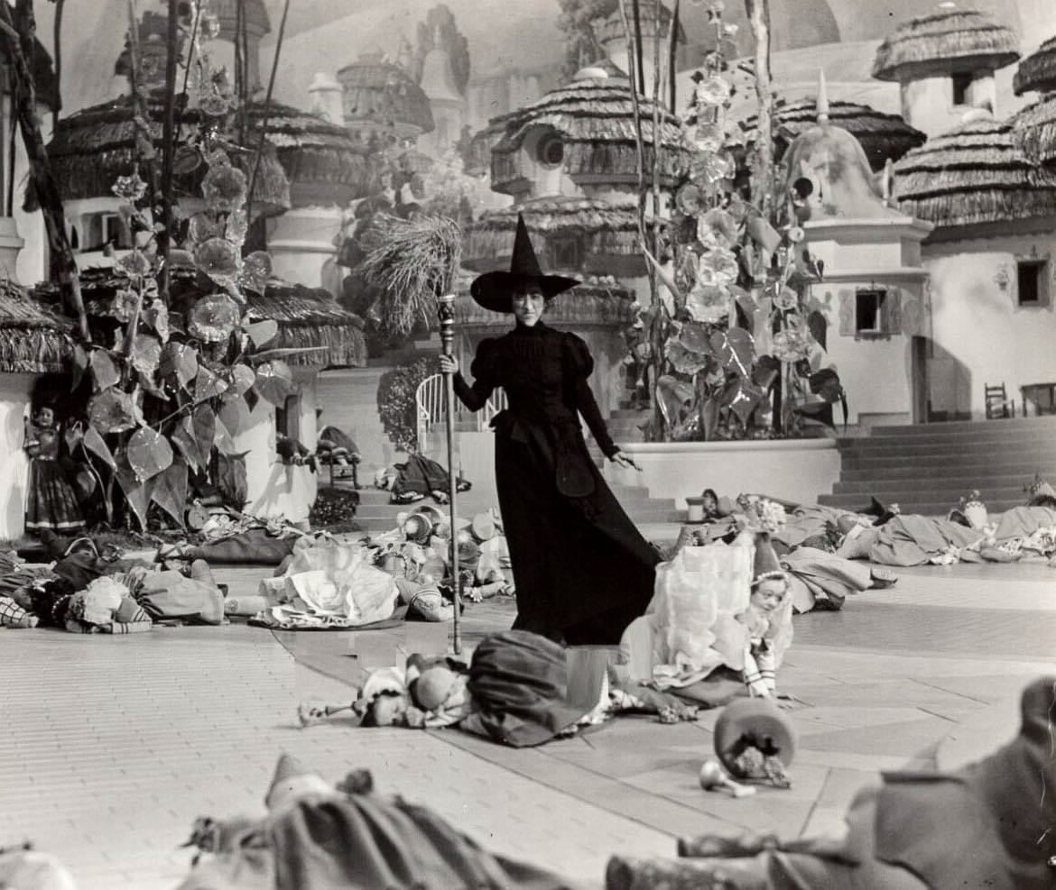 TheOzArchive's tweet photo. 🧹Margaret Hamilton as the Wicked Witch of The West, in a rare photo on the Munchkinland set for “The Wizard of Oz.”

#TheWizardofOz #Hollywood #Wicked https://t.co/NZH4kA96Hb