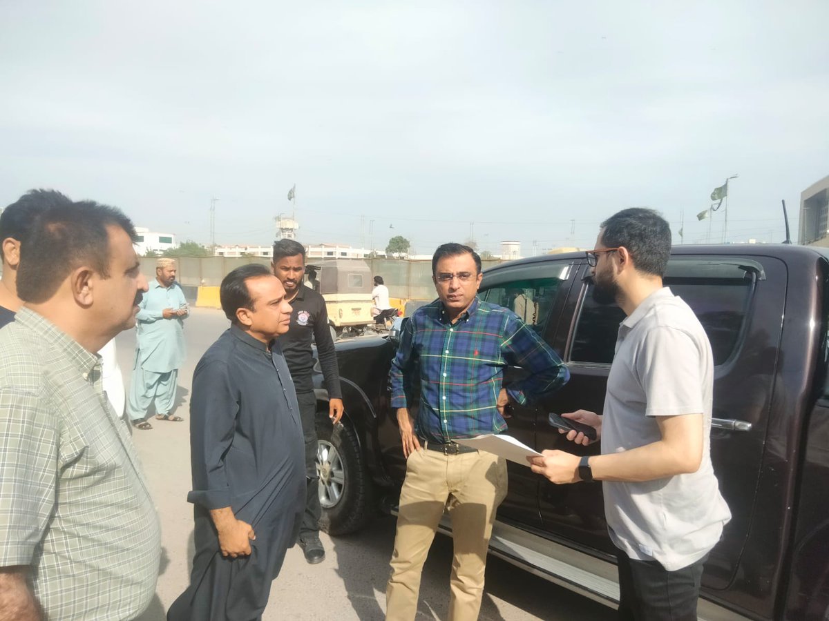 DCKarachiEast9's tweet photo. Deputy Commissioner East Shahzad Fazal Abbasi along with officers of SSWMB surveyed various areas of District East and directed concerned officials to remove debris from main roads on priority and identified spots to be cleared priority wise.
#DCEast #StayTuned #official https://t.co/dqTvioShis