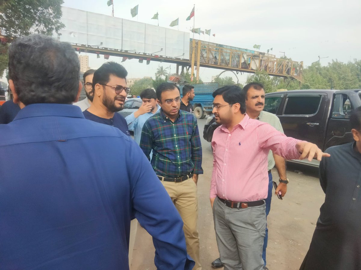 DCKarachiEast9's tweet photo. Deputy Commissioner East Shahzad Fazal Abbasi along with officers of SSWMB surveyed various areas of District East and directed concerned officials to remove debris from main roads on priority and identified spots to be cleared priority wise.
#DCEast #StayTuned #official https://t.co/dqTvioShis
