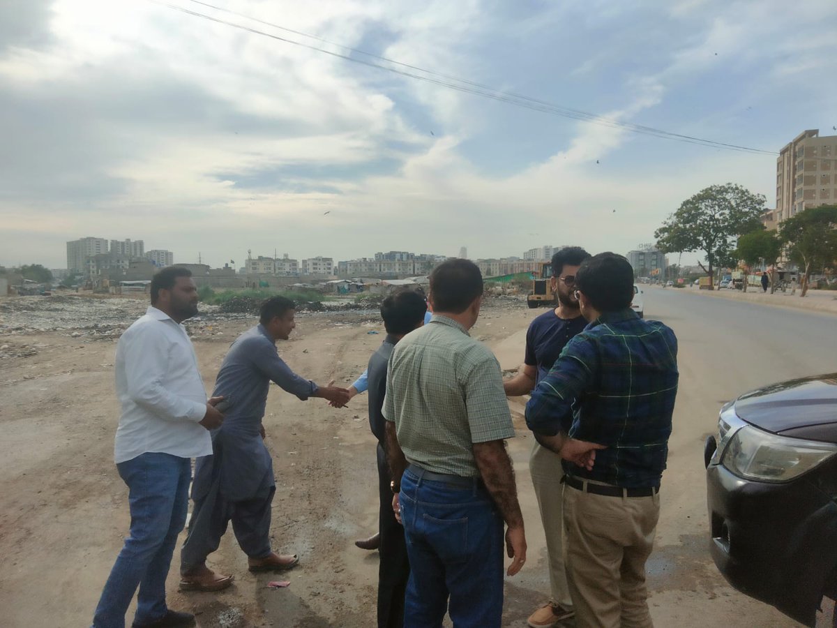 DCKarachiEast9's tweet photo. Deputy Commissioner East Shahzad Fazal Abbasi along with officers of SSWMB surveyed various areas of District East and directed concerned officials to remove debris from main roads on priority and identified spots to be cleared priority wise.
#DCEast #StayTuned #official https://t.co/dqTvioShis
