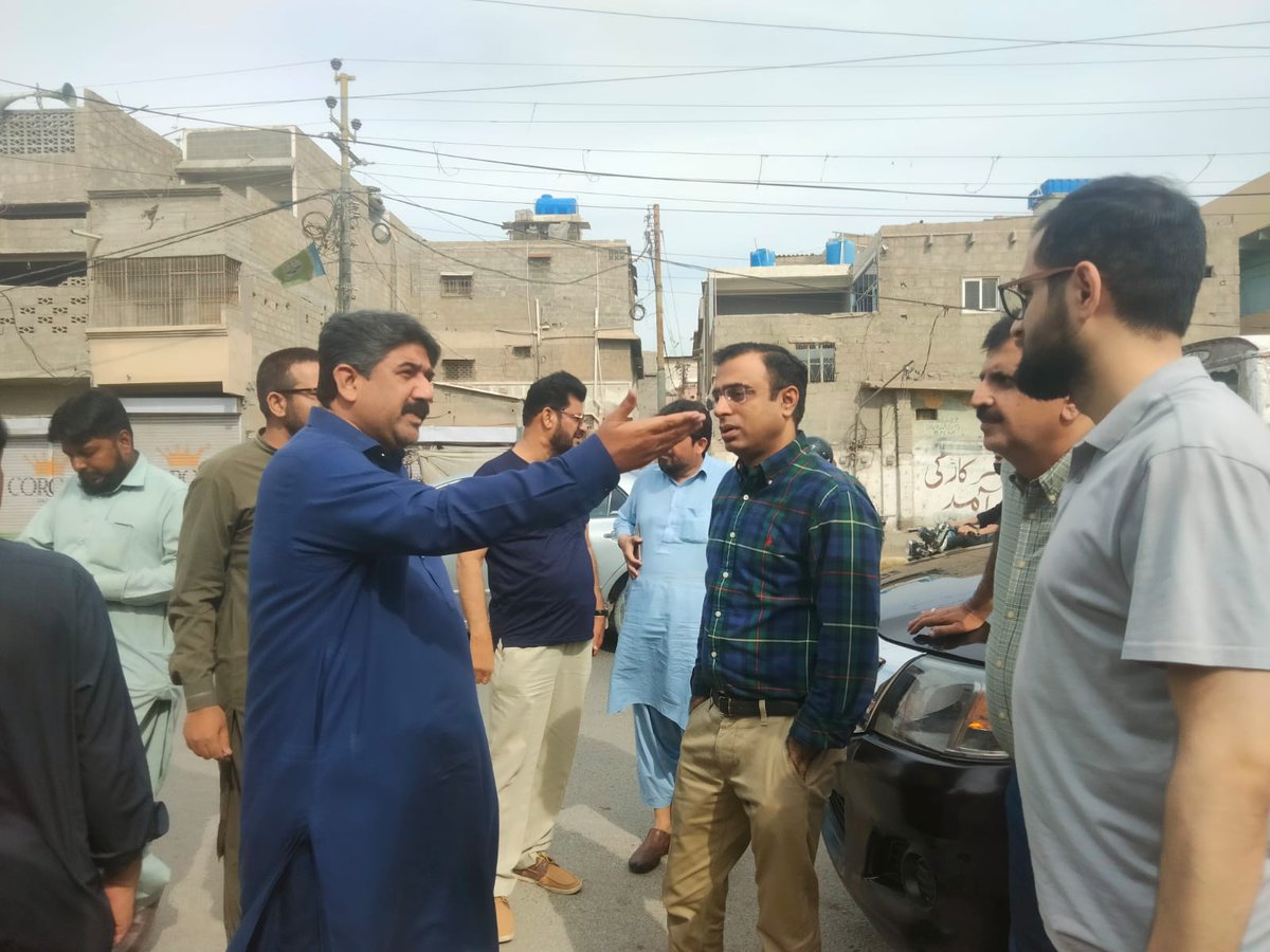DCKarachiEast9's tweet photo. Deputy Commissioner East Shahzad Fazal Abbasi along with officers of SSWMB surveyed various areas of District East and directed concerned officials to remove debris from main roads on priority and identified spots to be cleared priority wise.
#DCEast #StayTuned #official https://t.co/dqTvioShis