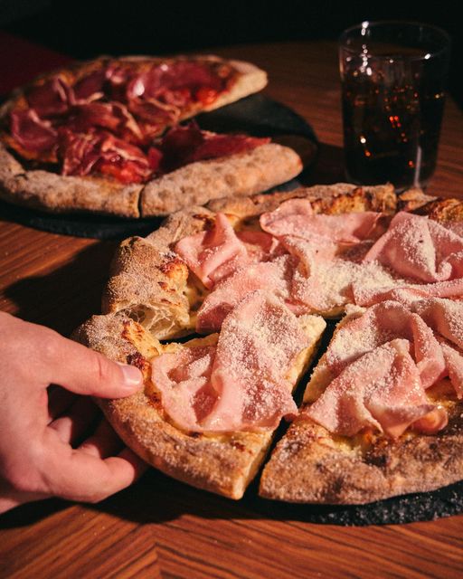 Como sabemos que elegir una sola de las Maestras de Telepizza es muy complicado, te recordamos que puedes pedir 2x1 y hacerte la vida más fácil, y mucho más feliz 📷