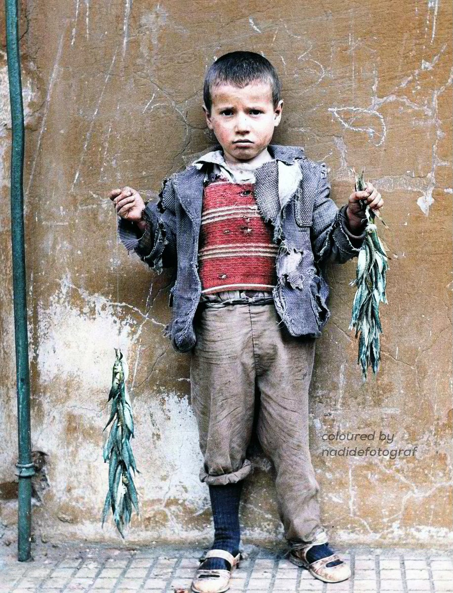 İstanbul'da ipe dizdiği balıklarıyla poz veren bir çocuk, 1967