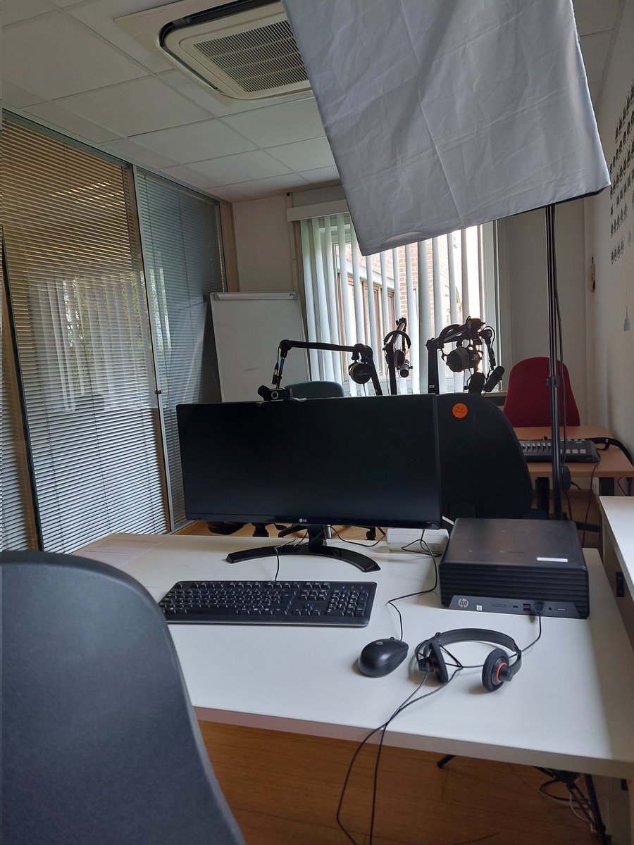 HEVINCI_cdtp's tweet photo. Parmi les équipements que nous mettons à disposition de projets pédagogiques et des enseignants,  nous avons un studio multimédia. 
Il nous permet entre autre d'y enregistrer des podcasts éducatifs, comme "Vers un équilibre digital".
🎧 A écouter ici : https://t.co/ErHR5EgUf5 https://t.co/uVozYG9ABQ
