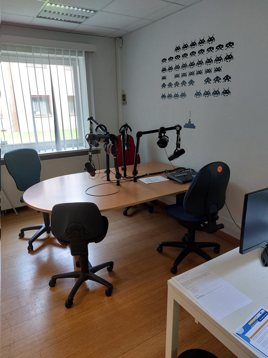 HEVINCI_cdtp's tweet photo. Parmi les équipements que nous mettons à disposition de projets pédagogiques et des enseignants,  nous avons un studio multimédia. 
Il nous permet entre autre d'y enregistrer des podcasts éducatifs, comme "Vers un équilibre digital".
🎧 A écouter ici : https://t.co/ErHR5EgUf5 https://t.co/uVozYG9ABQ