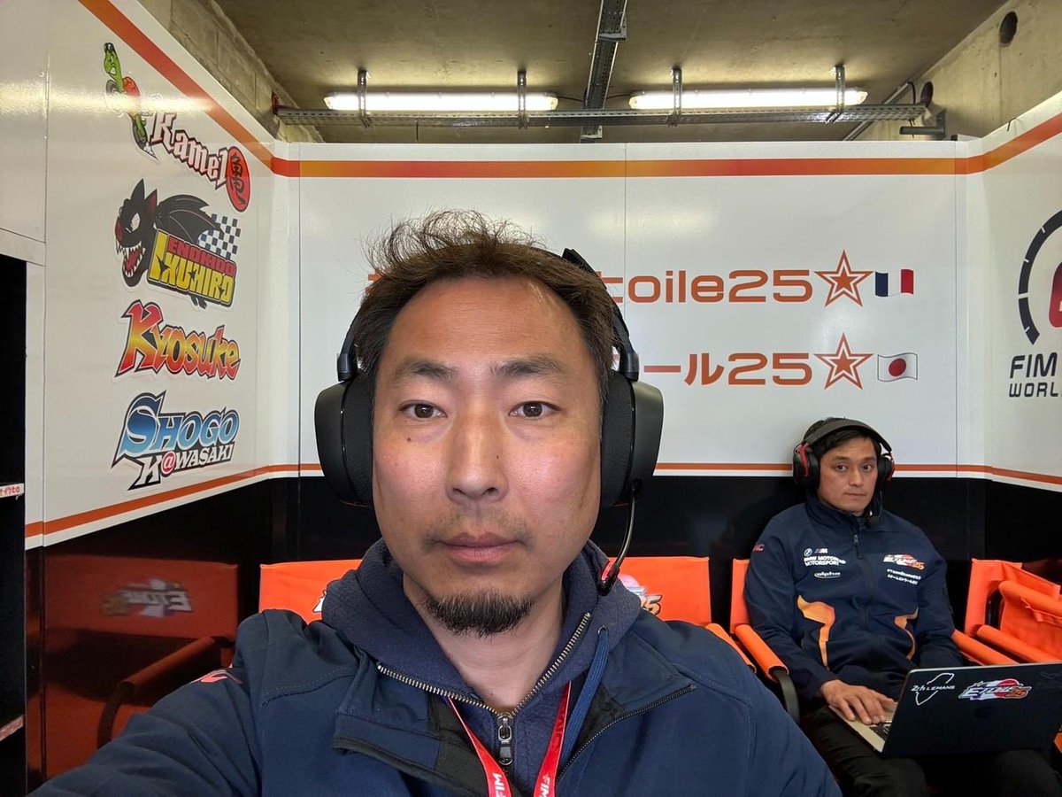 今回の24hレース中のコミュニケーションはZoomを使っています。 1. ピット内 2. サインエリア 3. ライダー休憩室 の3箇所で 1. ヘッドセットを使ったコミュニケーション 2. ヘッドセットの会話を、同時に大音量スピーカーを使ってピット内への情報通知 3.