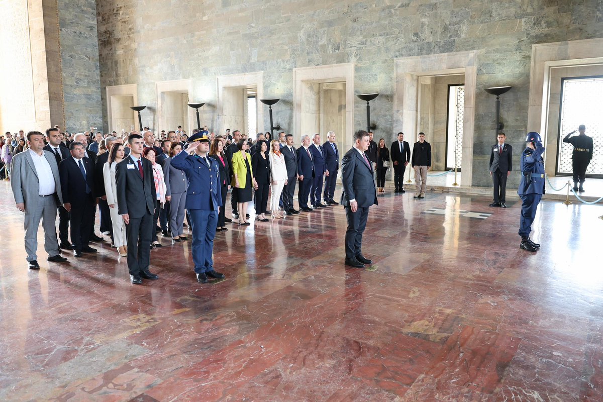 OnurEmrahYILDIZ's tweet photo. Demokrasinin kalesi İzmir'imizden, Ata'mıza selam getirdik. 

İzmir Büyükşehir Belediye Başkanımız Cemil Tugay ve ilçe belediye başkanlarımız ile Ulu Önderimiz Atatürk'ün ebedi istirahatgahı Anıtkabir'i ziyaret ettik.

Ata'mızın göz bebeği İzmir'imize bizler de gözümüz gibi bakacak, kuruluşun ve kurtuluşun şehrini her daim ileri taşıyacağız.
