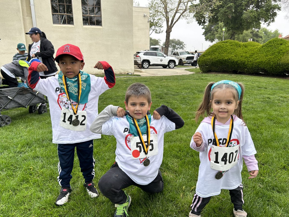 Ale_On_The_Go's tweet photo. Our @puhsd Community Liaisons led stretches bright and early this morning for the @CityofPerris Tot Trot Color Fun Run Race run 🏃🏻 🌈 ✨ ☀️ https://t.co/qRlj37a9uE