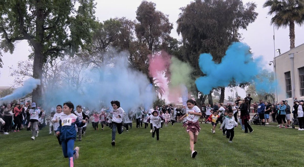 Ale_On_The_Go's tweet photo. Our @puhsd Community Liaisons led stretches bright and early this morning for the @CityofPerris Tot Trot Color Fun Run Race run 🏃🏻 🌈 ✨ ☀️ https://t.co/qRlj37a9uE