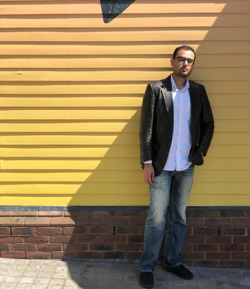Here's something cheerful for anyone who might need it. Not my face... I'm talking about the beautiful wall 😅😅😅 This was Bicester in 2019. Right after I'd had a hair transplant and the hair was only just starting to sprout.
