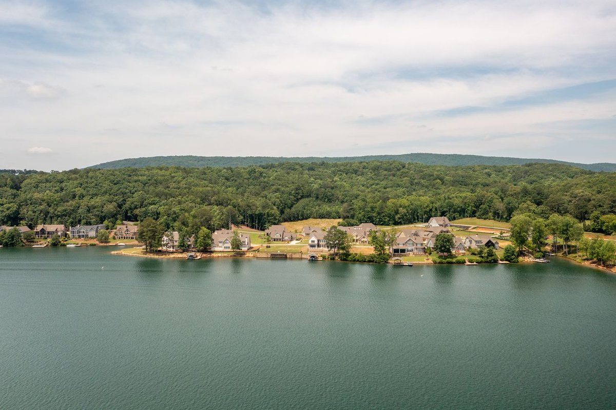 Great shot of Lake Arrowhead! Views like this never get old😎🌊

#lakearrowhead #lakearrowheadga #georgialakes #lakelife #lakeliving #waterfrontliving #lakerealestate #waleskaga #cantonga #lakeviews #atthelake #lakedays