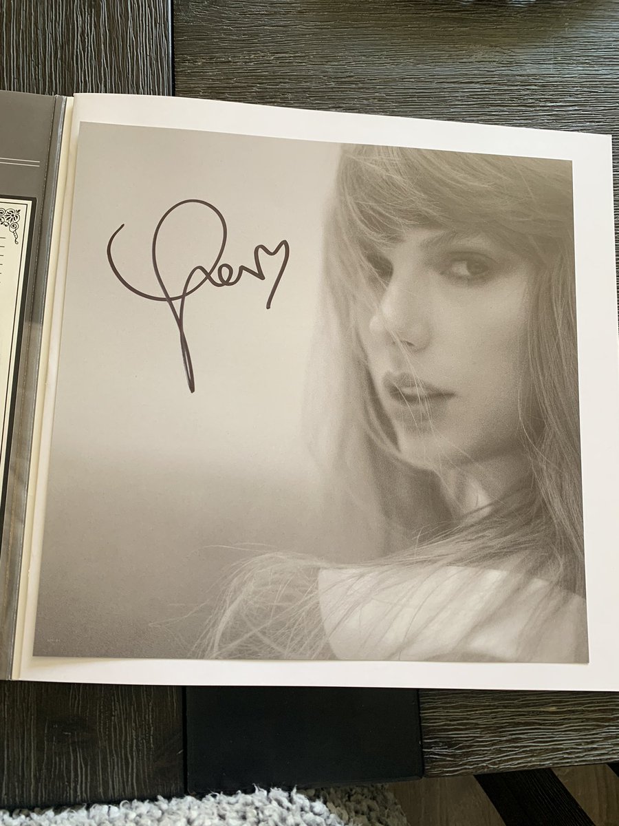 WhittleTwittles's tweet photo. My signed TTPD just arrived!!!!!! #TSTTPD #TaylorSwift #swiftafboi @taylornation13 @taylorswift13 https://t.co/DZQafQdTL5