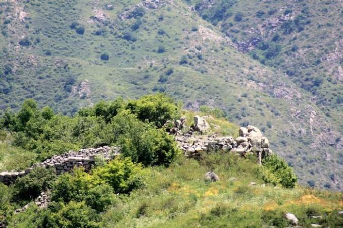 🇦🇿📍Mirik Castle

Mirik Castle is located on the top of the mountain on the west side of the Mirik village of #Lachin district of #Azerbaijan, at the southern end of the mountain range that extends to the north.