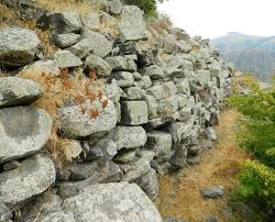 Although the date of construction of the Mirik Castle has not been determined yet, the use of cyclopean masonry in the construction of it shows it dates back to very ancient times. The Mirik Castle is 200-250 meters long and 30-50 meters wide.