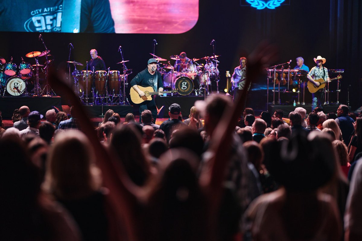 We’re ready for another Garth Vegas weekend 😎 @garthbrooks is back this Saturday and Sunday at @CaesarsPalace!