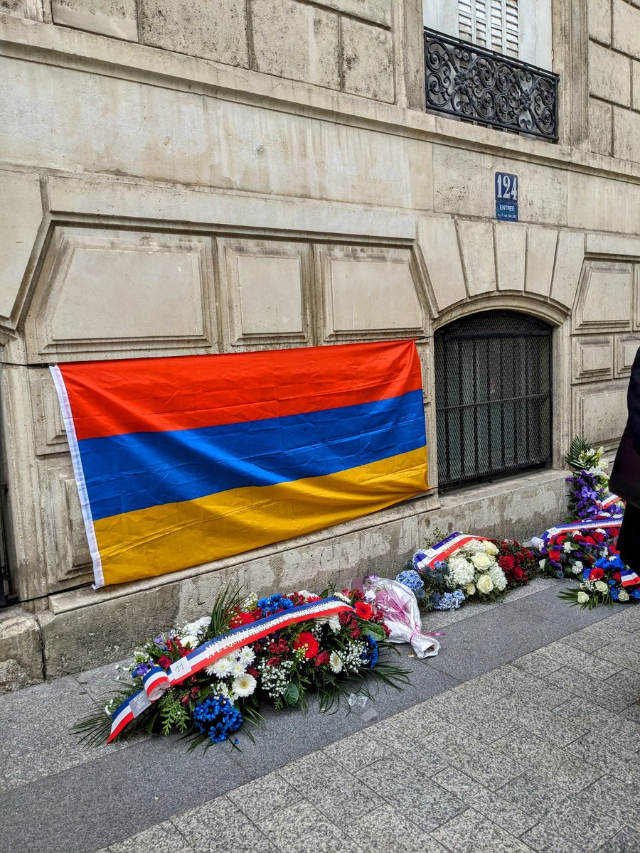 Ce soir ravivage de la Flamme Du Soldat Inconnu sous l Arc de Triomphe pour le 109 e anniversaire du génocide des Arméniens en 1915 . En présence de Mme l Ambassadeeur d Arménie en France Du Primat du Diocèse de l' Église apostolique arménienne et de nombreux élus.